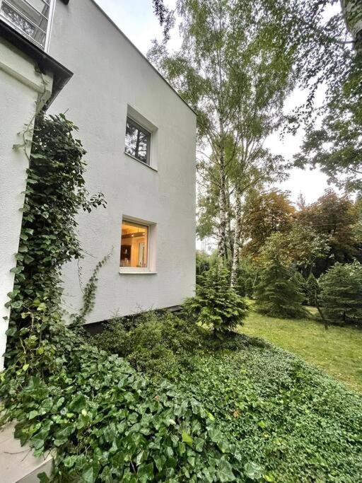 Beautiful Villa With Garden In Milanowek エクステリア 写真