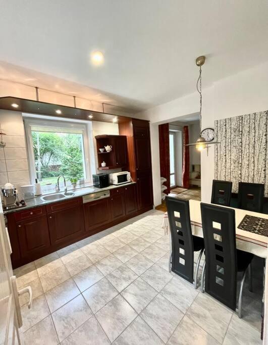 Beautiful Villa With Garden In Milanowek エクステリア 写真