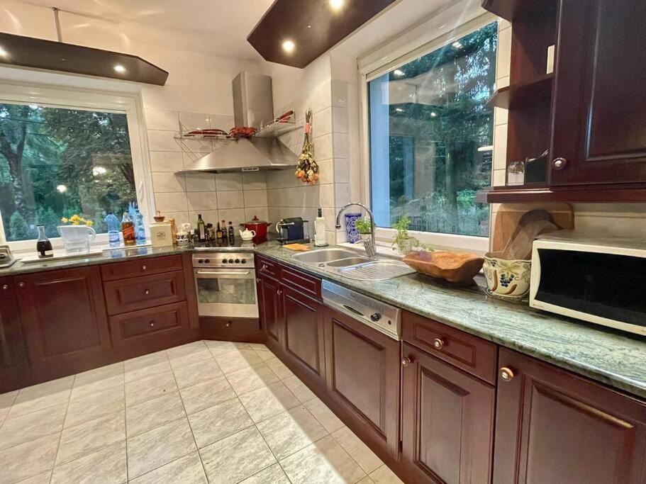 Beautiful Villa With Garden In Milanowek エクステリア 写真