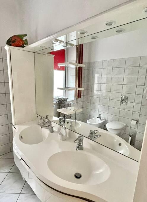 Beautiful Villa With Garden In Milanowek エクステリア 写真