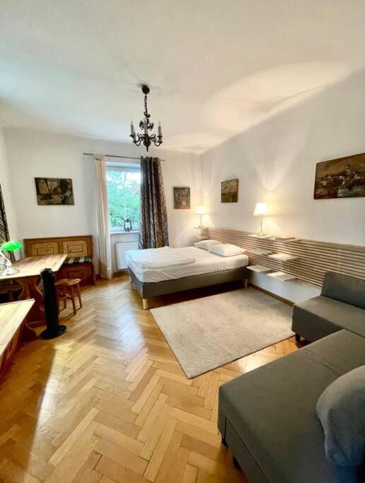 Beautiful Villa With Garden In Milanowek エクステリア 写真