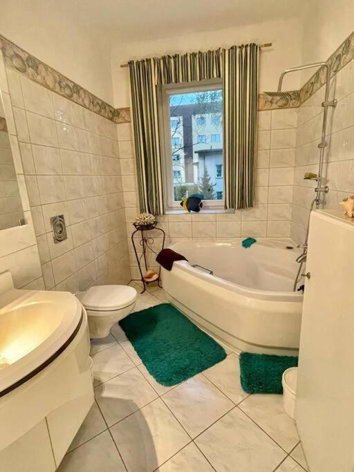 Beautiful Villa With Garden In Milanowek エクステリア 写真