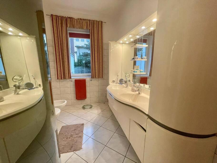 Beautiful Villa With Garden In Milanowek エクステリア 写真